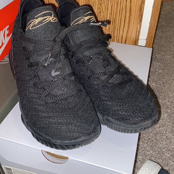 Lebron 16 - Picture 4 of 5